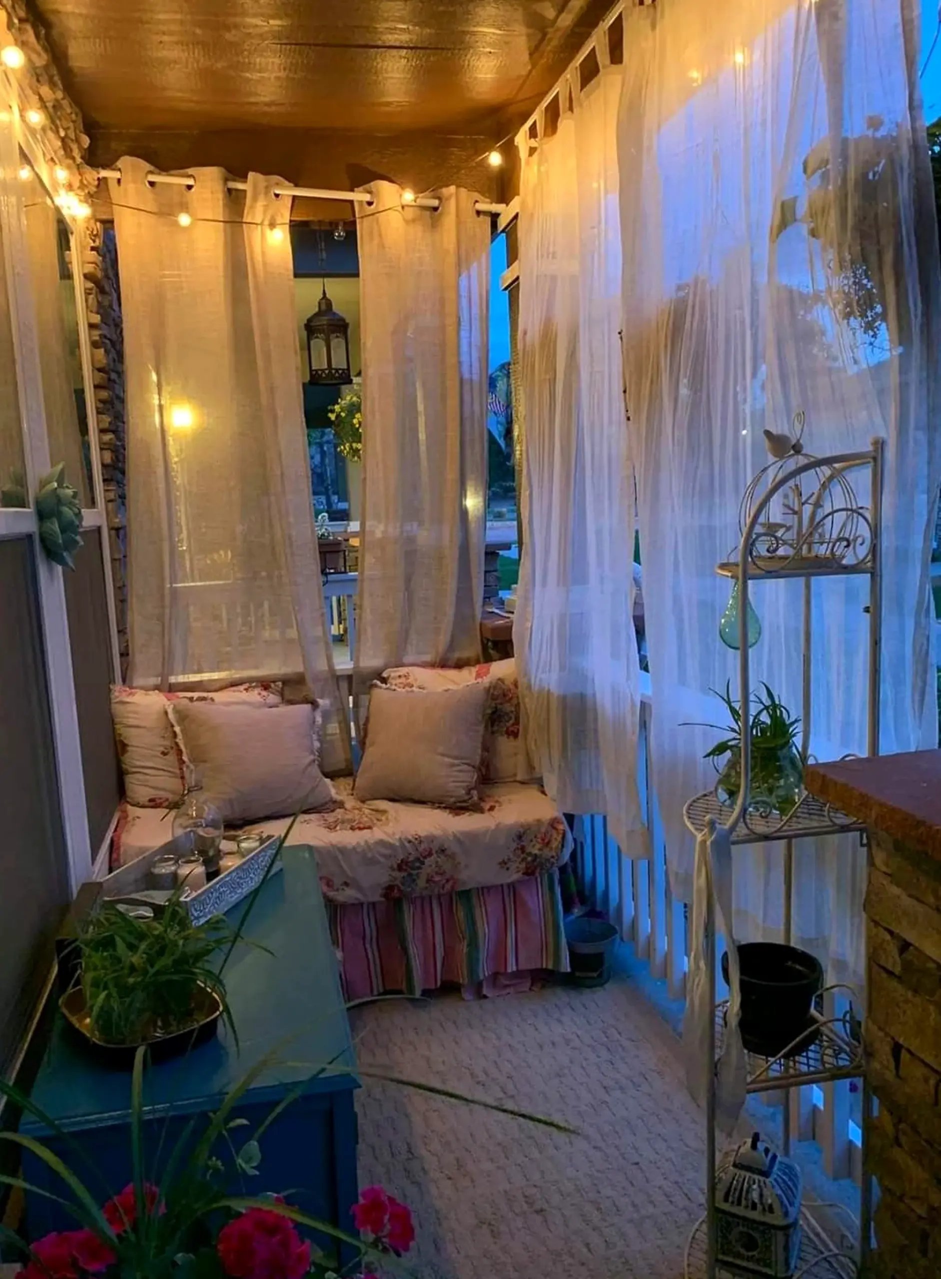 Refined reading corner gives the corner more light, so the whole view feels open and lived-in.