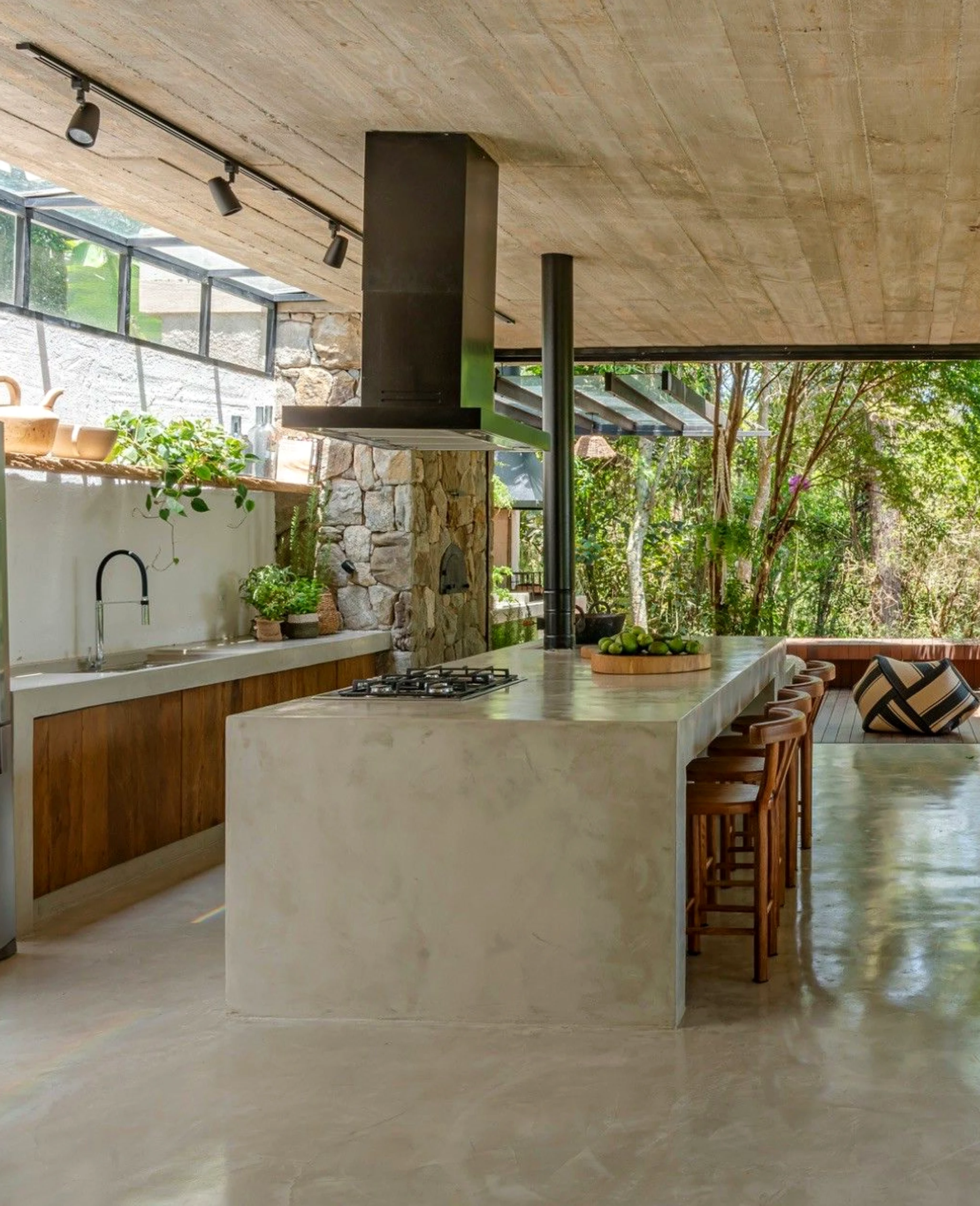 Textured sink area anchors the garden edge with clarity, giving the view a mood that feels settled and welcoming.