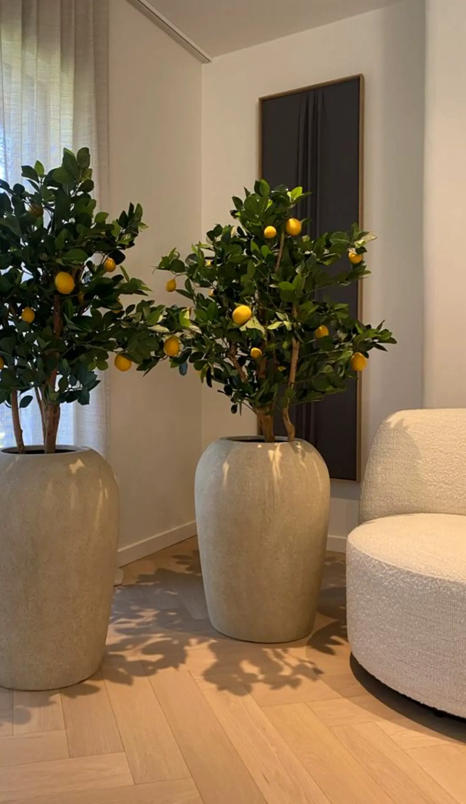 Compact flower arrangement introduces rhythm into the corner, keeping the atmosphere open and lived-in.