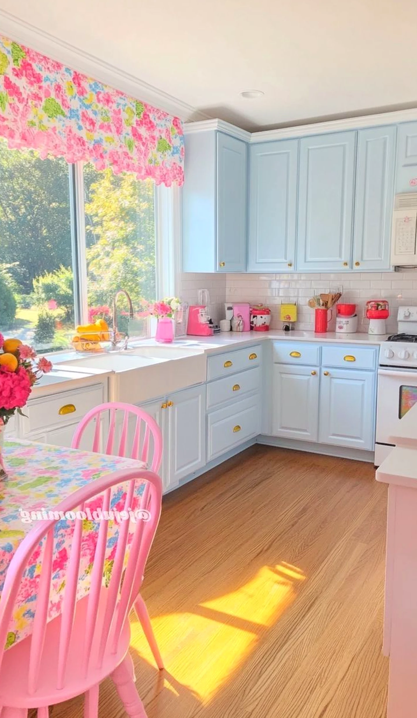 Natural kitchen nook adds a clear layer of balance, helping the entry feel open and lived-in.