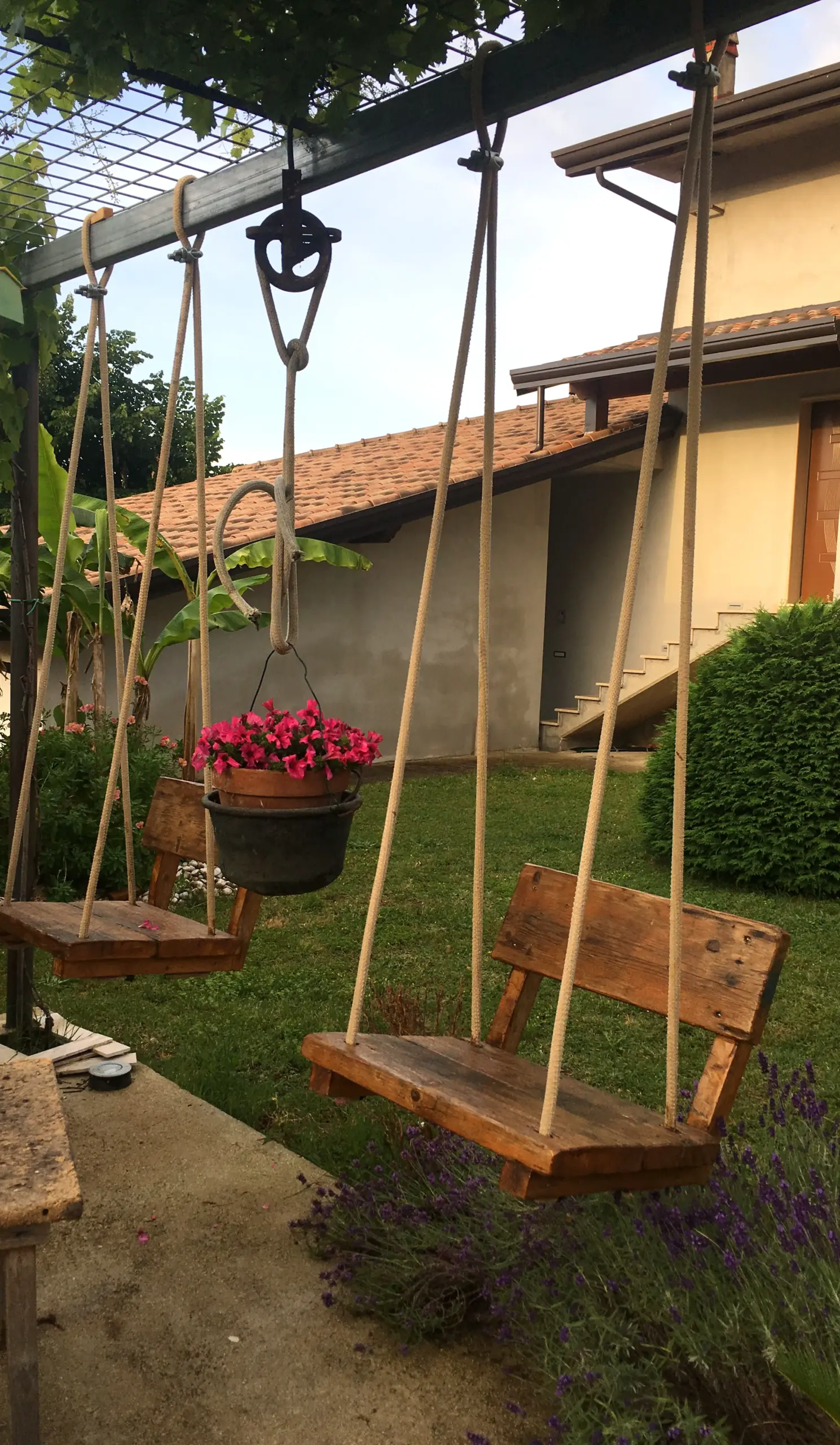 Elegant wooden deck adds a clear layer of shape, helping the arrangement feel easy to enjoy.