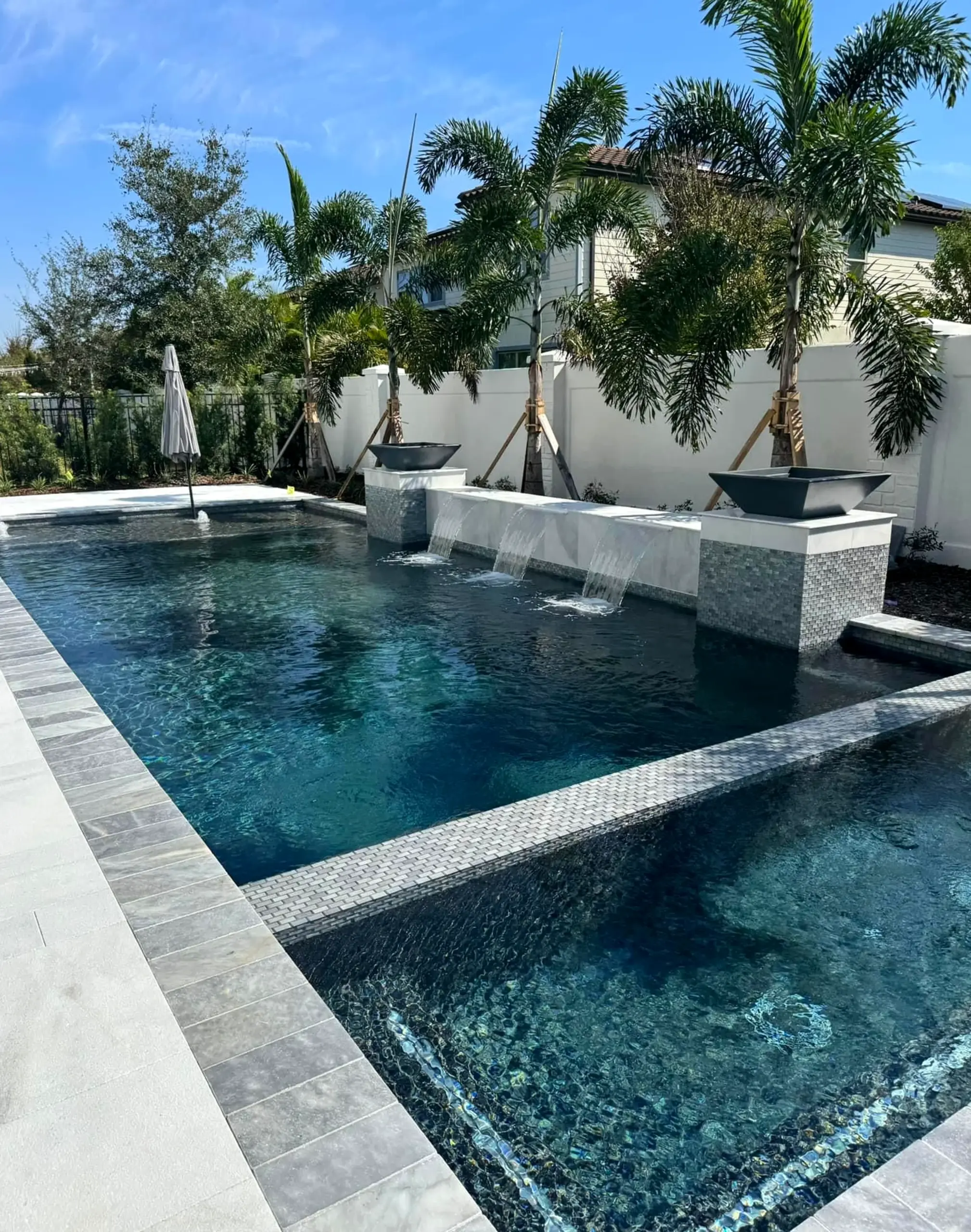 Sunny lamp detail draws attention to freshness while the room stays easy to enjoy.