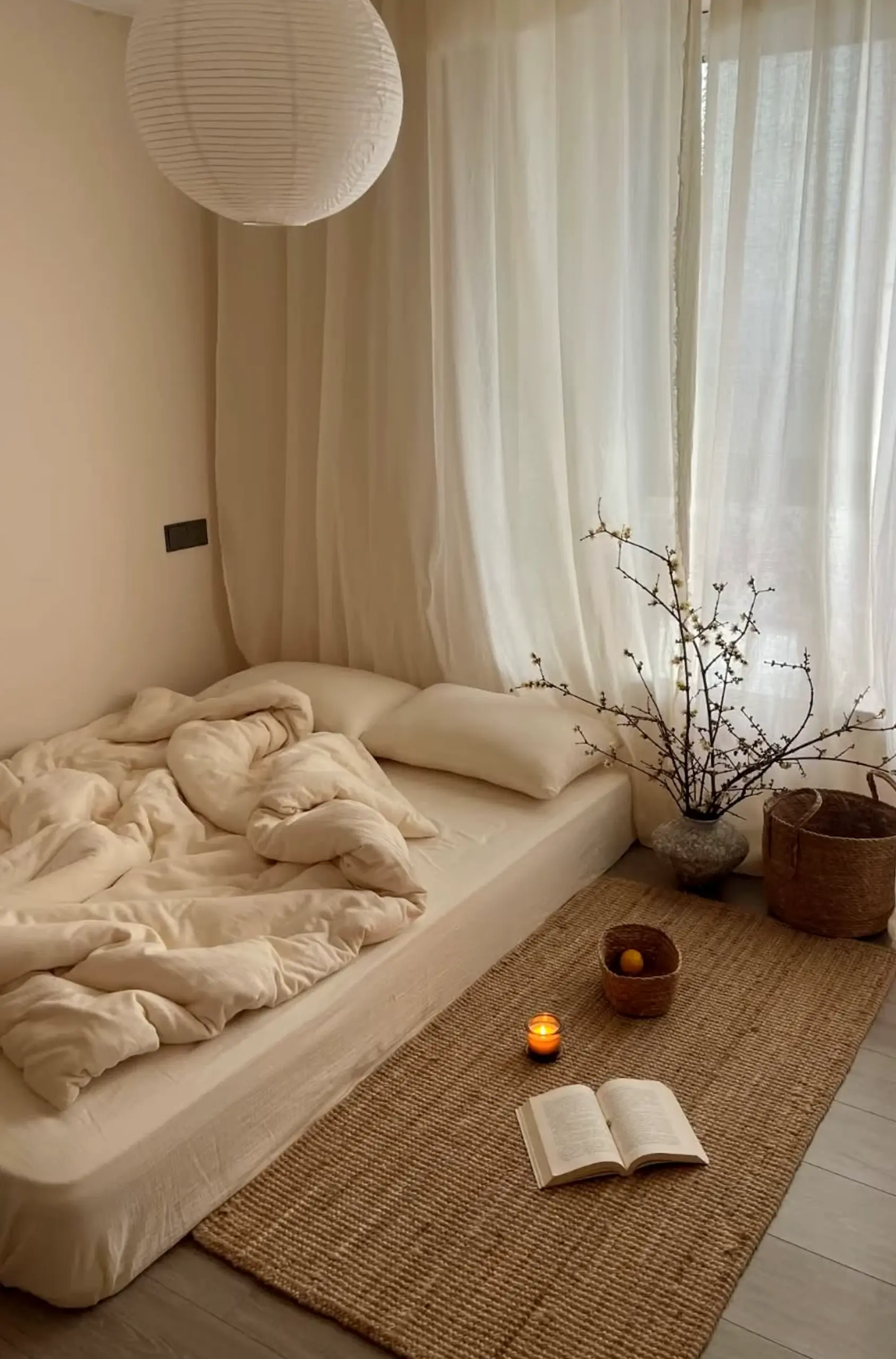 Refined sunlit room gives the arrangement more balance, so the whole view feels personal and relaxed.