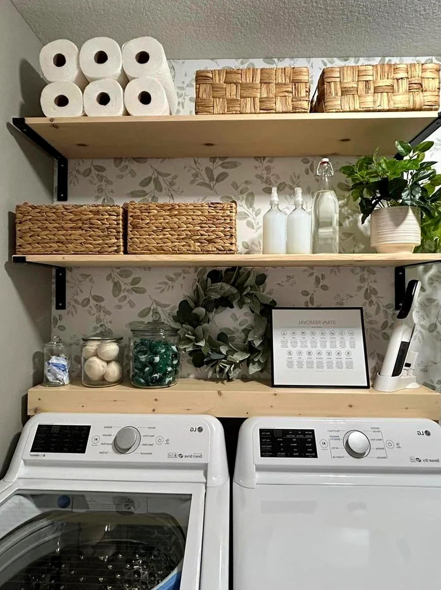 Open sink area brings a useful note of movement, making the entry feel soft at the edges.