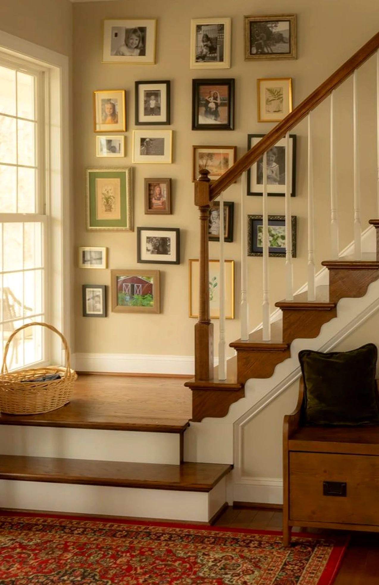 Relaxed entry console supports the corner through shape, leaving the space feeling comfortable in daily use.