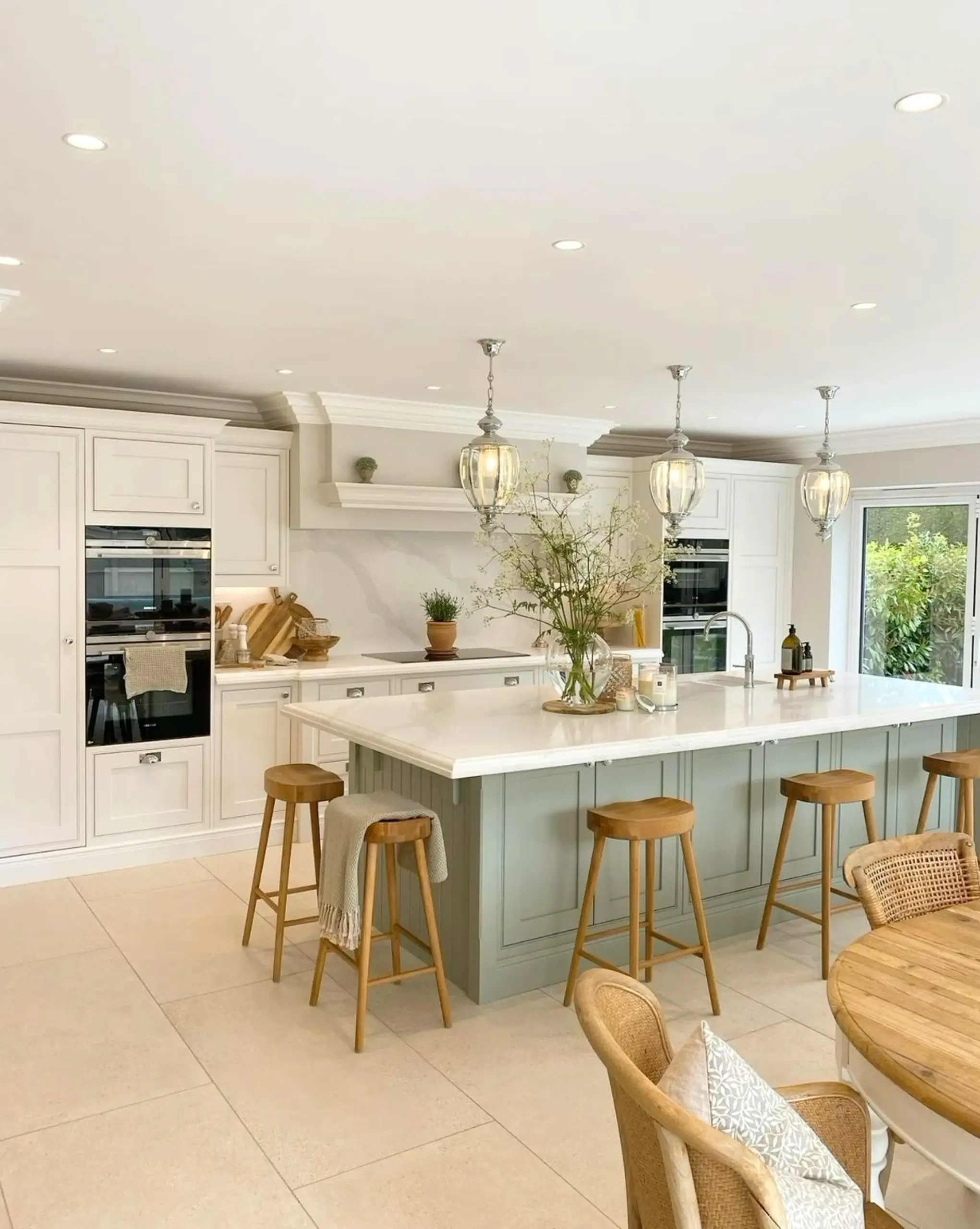 Crisp cabinet wall gives the backdrop more order, so the whole view feels comfortable in daily use.