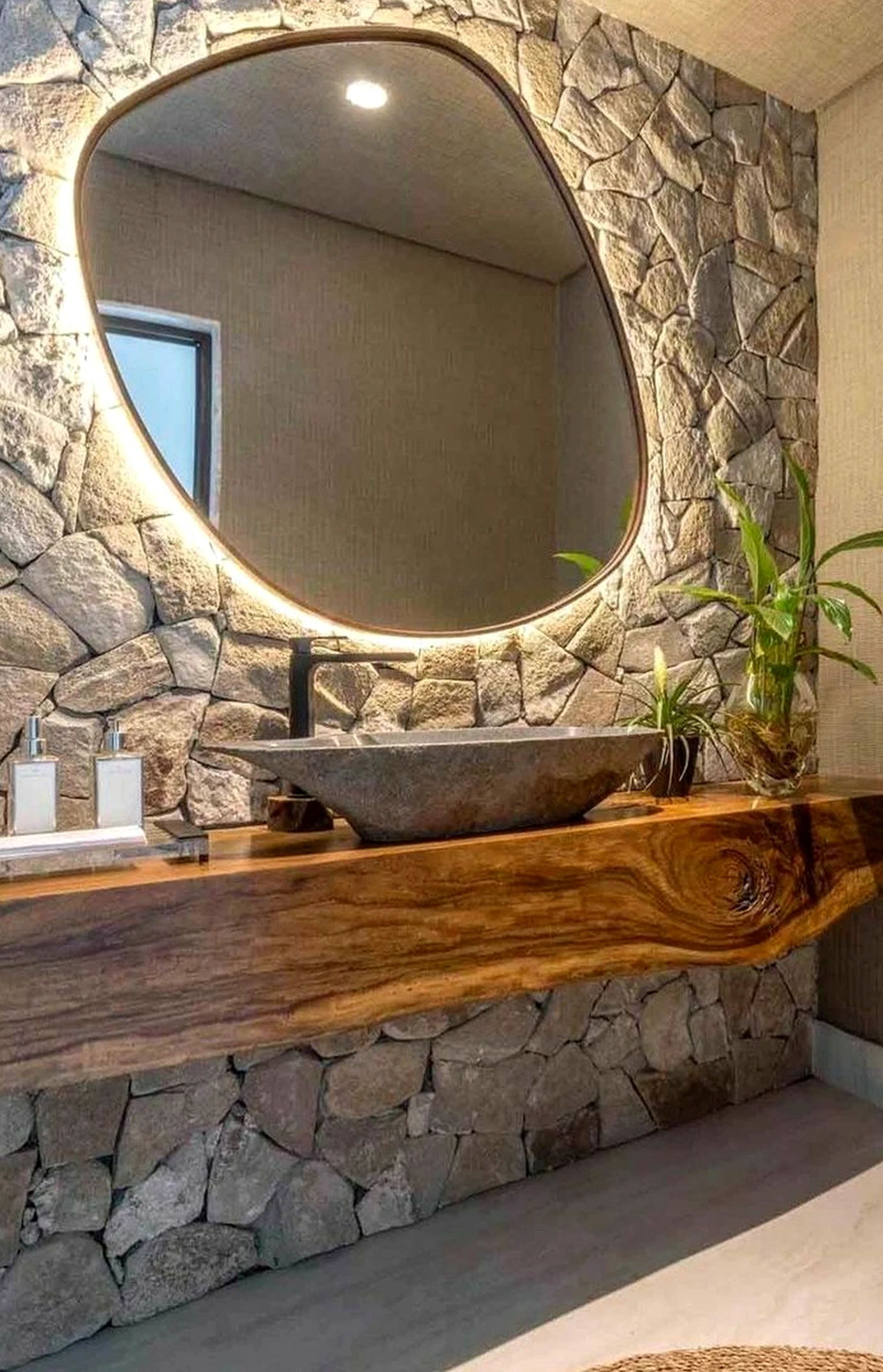 Bright sink area brings a useful note of charm, making the entry feel soft at the edges.