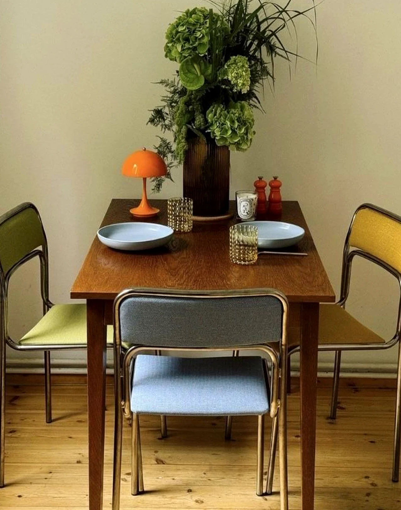 Cozy dining setup draws attention to shape while the room stays bright but not busy.