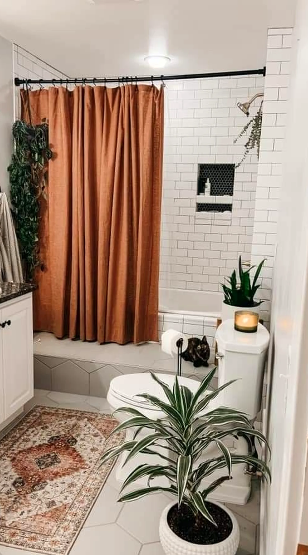 Soft neutral bedroom adds detail across the outdoor space, giving the decor a finish that feels open and lived-in.