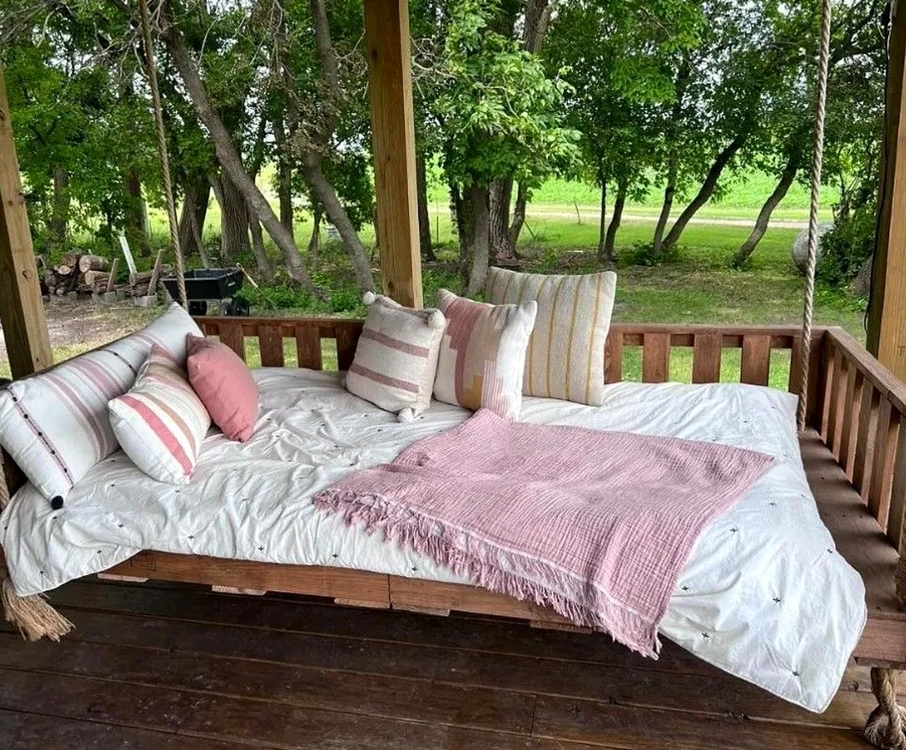 Airy breakfast table draws attention to ease while the garden edge stays easy to enjoy.