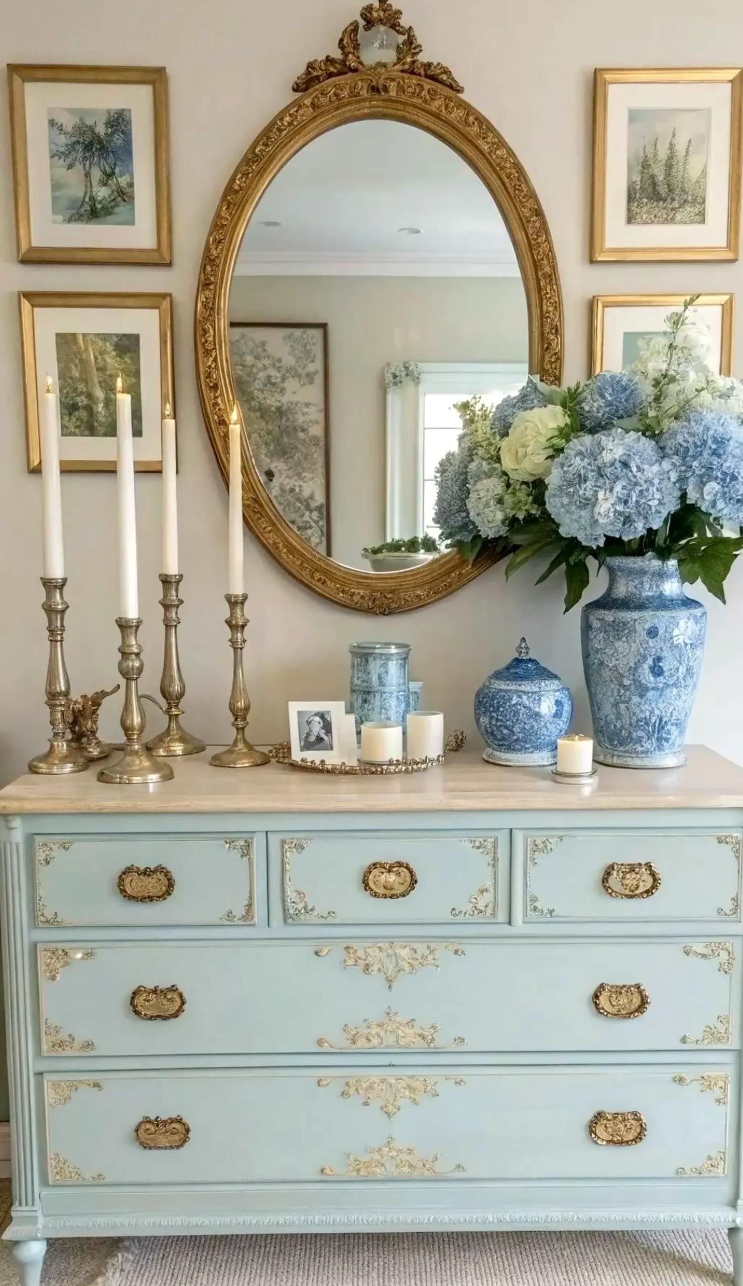 Luminous lamp detail draws attention to detail while the arrangement stays soft at the edges.