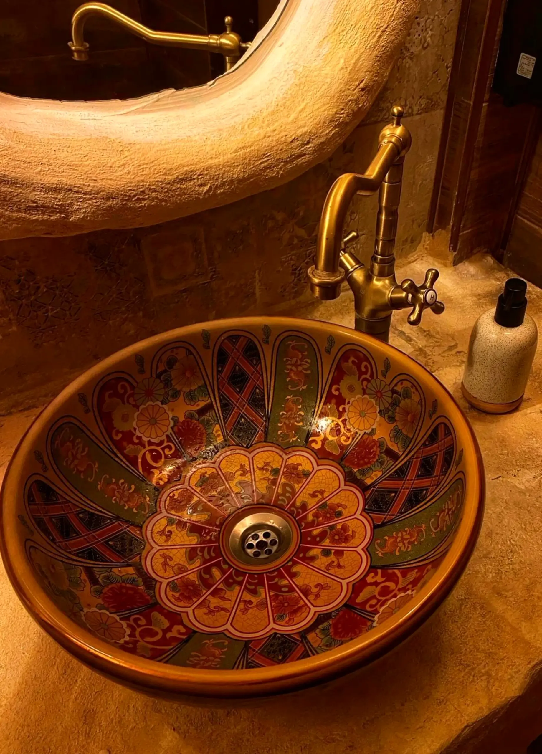 Quiet tile detail gives the arrangement more comfort, so the whole view feels comfortable in daily use.