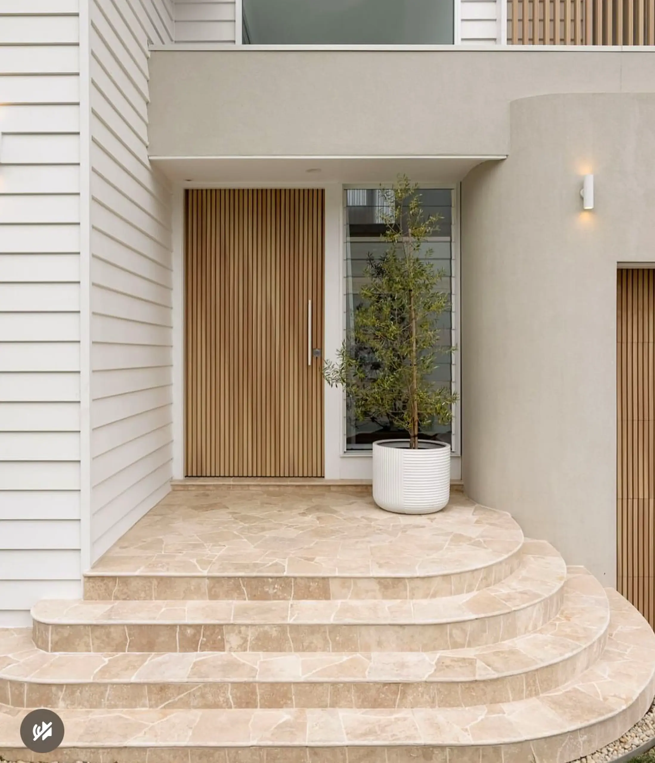 Fresh entry console anchors the view with rhythm, giving the view a mood that feels simple yet expressive.
