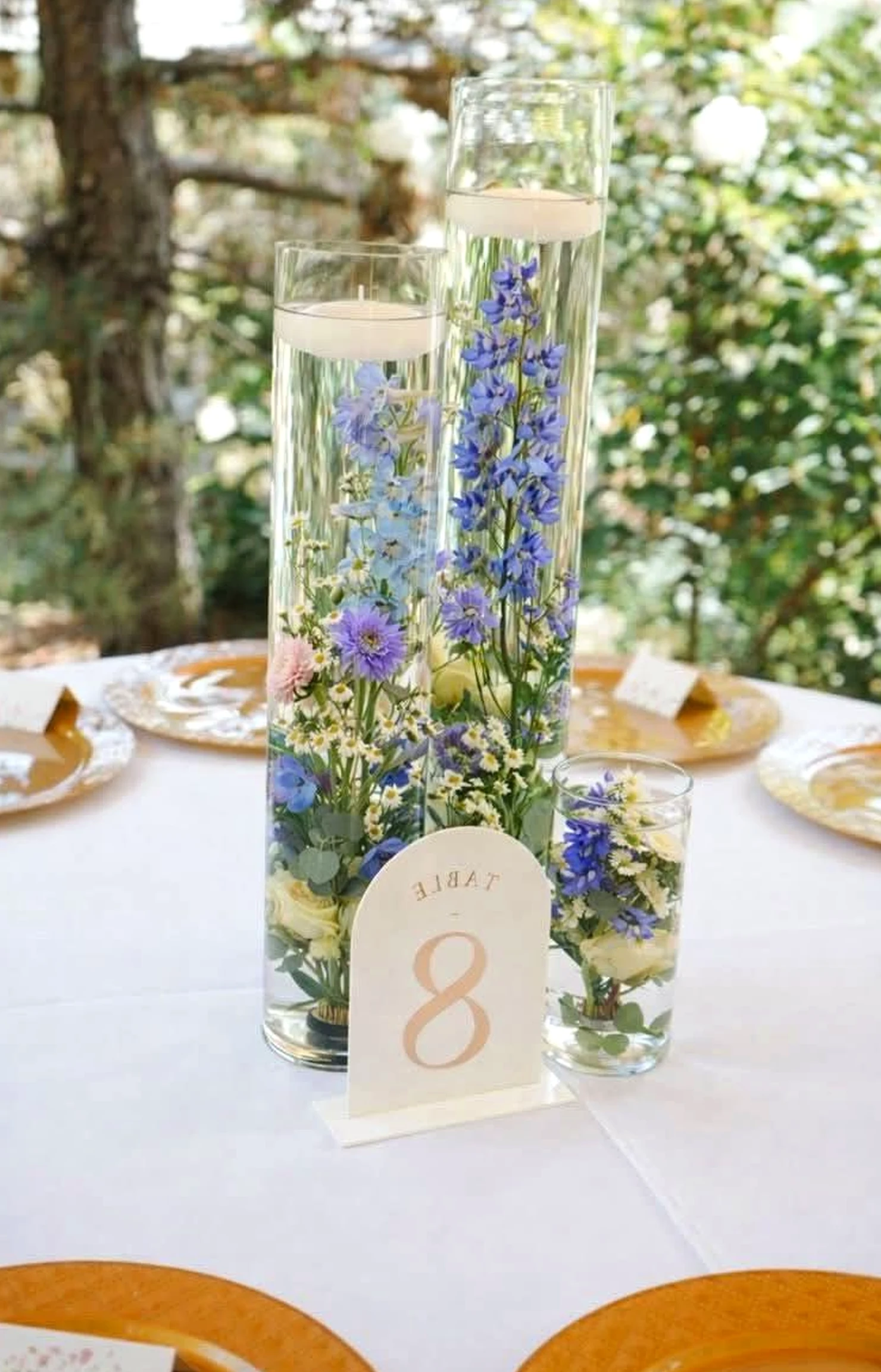 Layered flower arrangement gives the table more clarity, so the whole view feels simple yet expressive.
