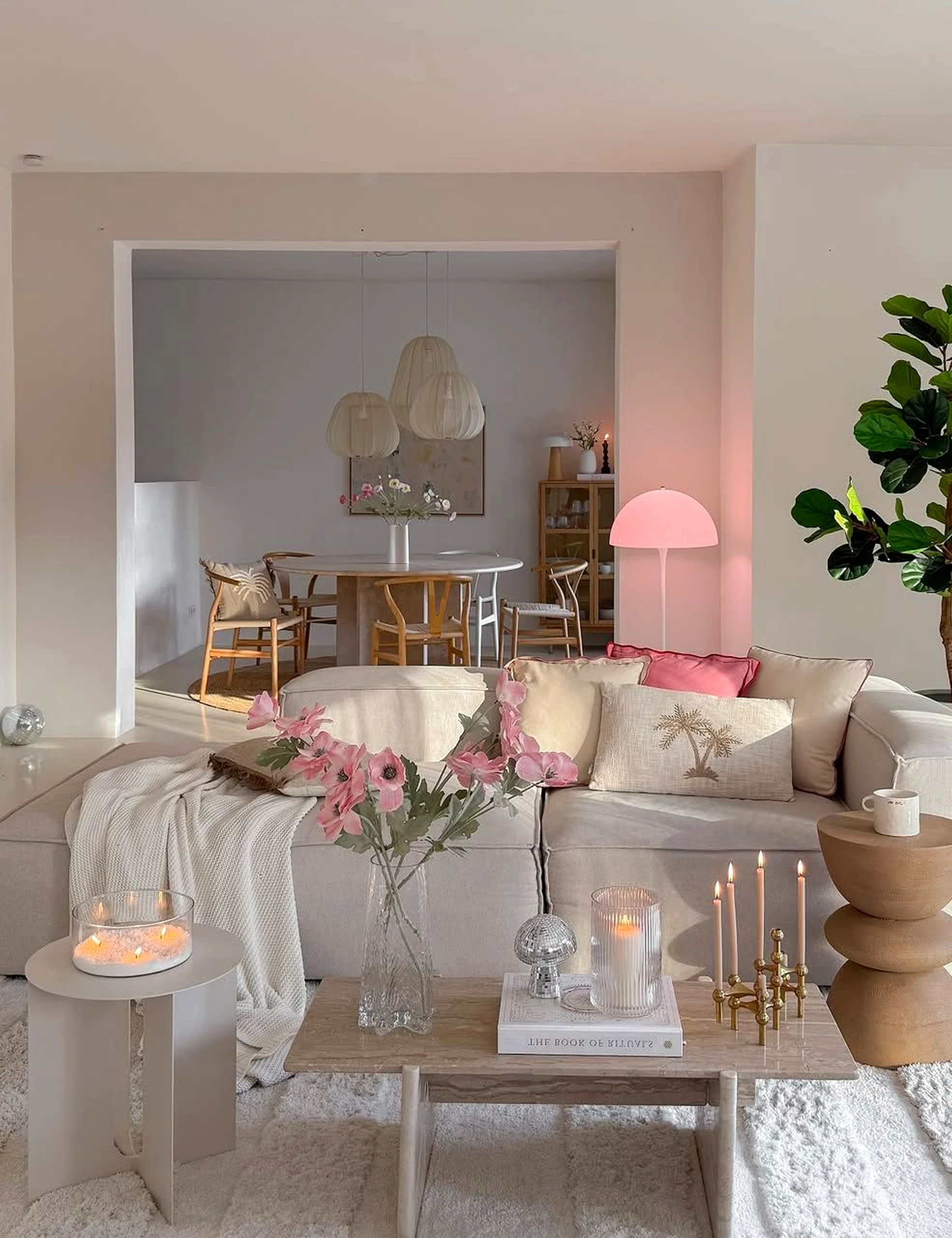 Refined courtyard view introduces clarity into the corner, keeping the atmosphere quietly finished.